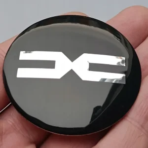 Zamów teraz 4x Aluminiowe emblematy, naklejki na dekielki Dacia 56 mm czarne nowe logo