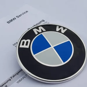 Oryginalny ZNACZEK EMBLEMAT BMW F10 F11 MASKA I KLAPA 2 PIN 51147057794 51148132375