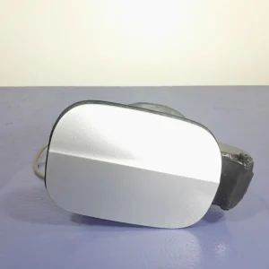 Zamów teraz SKODA OCTAVIA III LIFT KLAPKA WLEWU PALIWA 5E0809702B LA7W