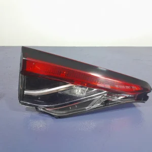 COROLLA XII E21 LIFT SEDAN LAMPA TYŁ LEWA WEWNĘTRZNA EU 81590-02C21-00 Autentyczny